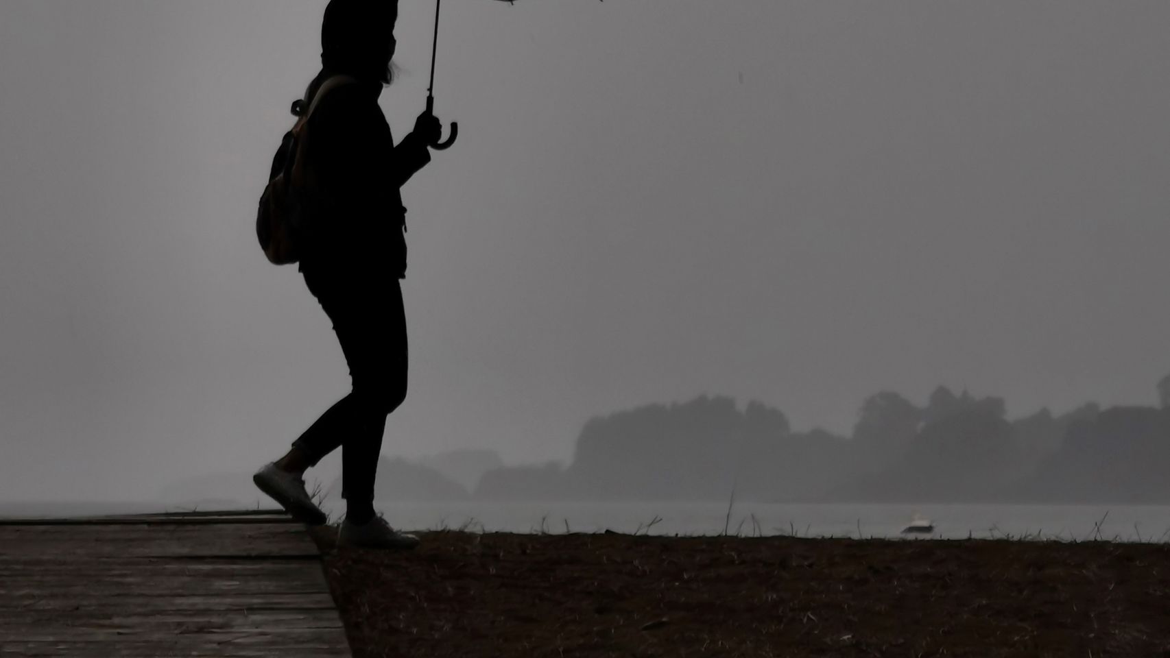 Una mujer pasea por Galicia.