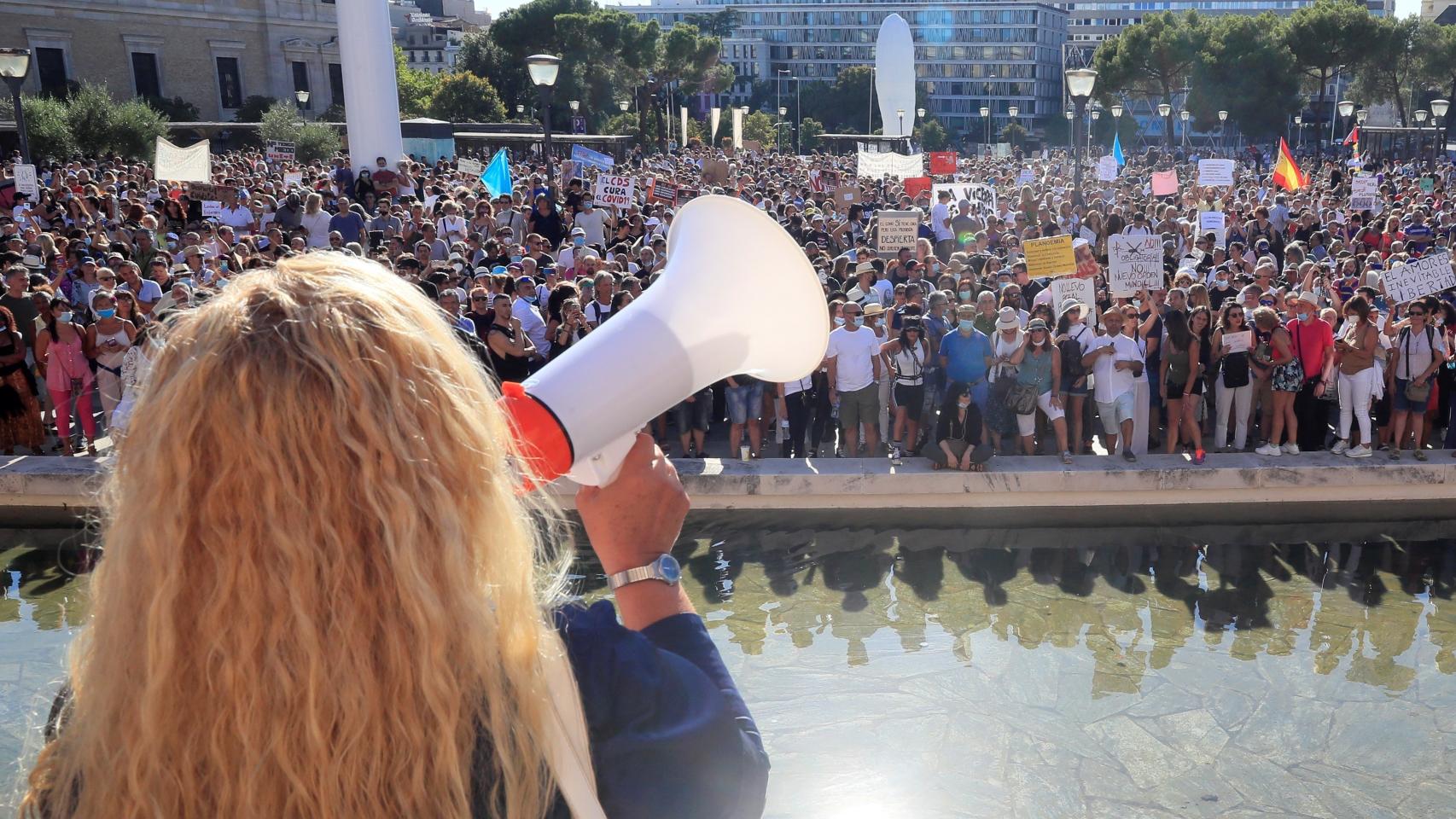Vista de los asistentes a la manifestación del domingo por la tarde en la plaza de Colón de Madrid.