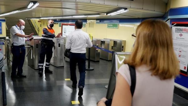 Controles de acceso en la estación de metro de Menendez Pelayo.