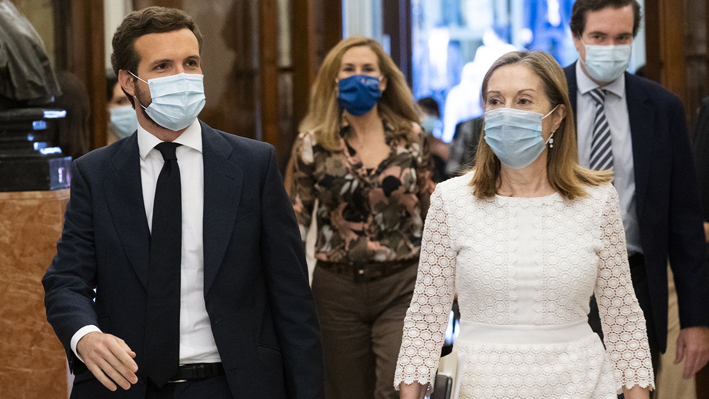 Pablo Casado y Ana Pastor en los pasillos del Congreso de los Diputados.