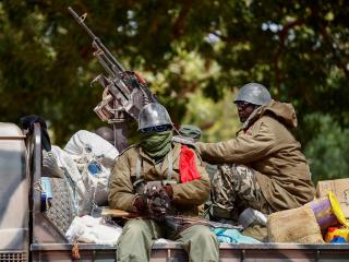 Soldados malienses patrullan en la ciudad recientemente liberada de Diabaly.