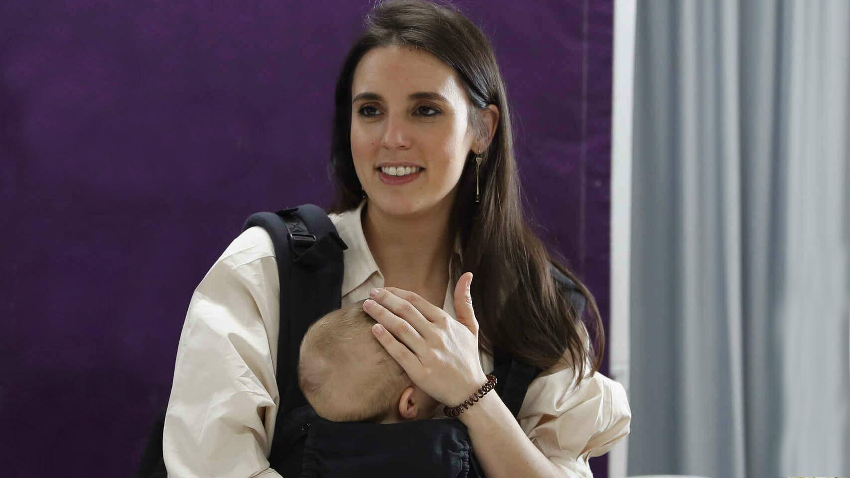 Irene Montero con la pequeña Aitana en una mochila portabebés.