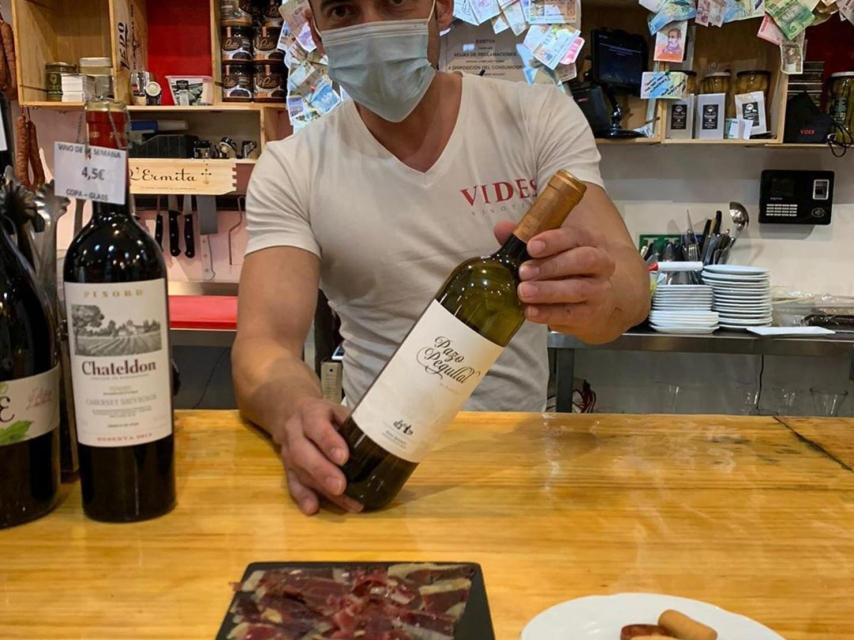 Vicente Herrero, en su bodega ubicada en Chueca-Madrid.