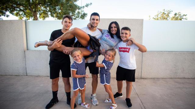 Elisabeth junto a sus cinco hijos: Paolo, de 19 años; Marcos, 14; Lucas, 11; y las gemelas Julia y Elisabeth, de seis.