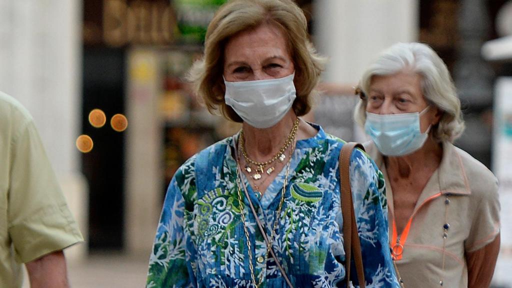 La reina Sofía reaparece por las calles de Mallorca tras la marcha de Felipe y Letizia