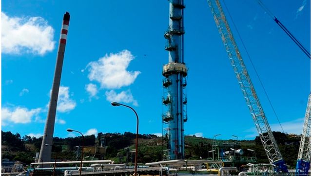 La nueva torre de la refinería de A Coruña.
