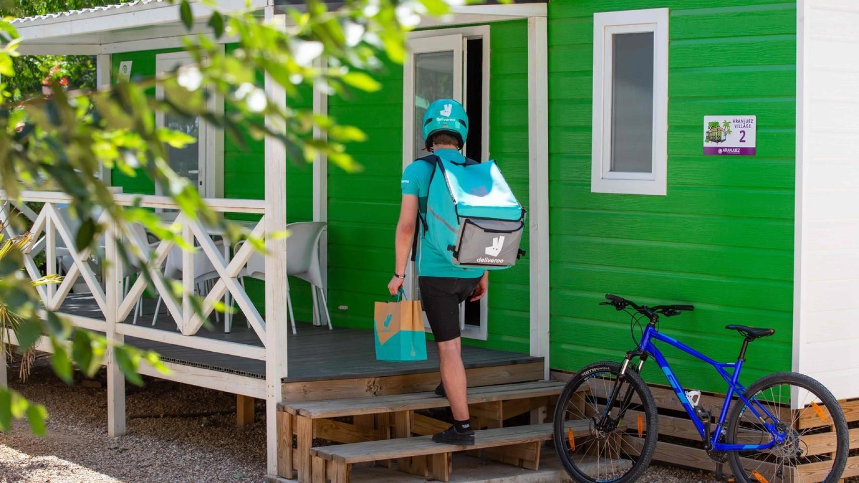 Un repartidor de Deliveroo efectúa una entrega.
