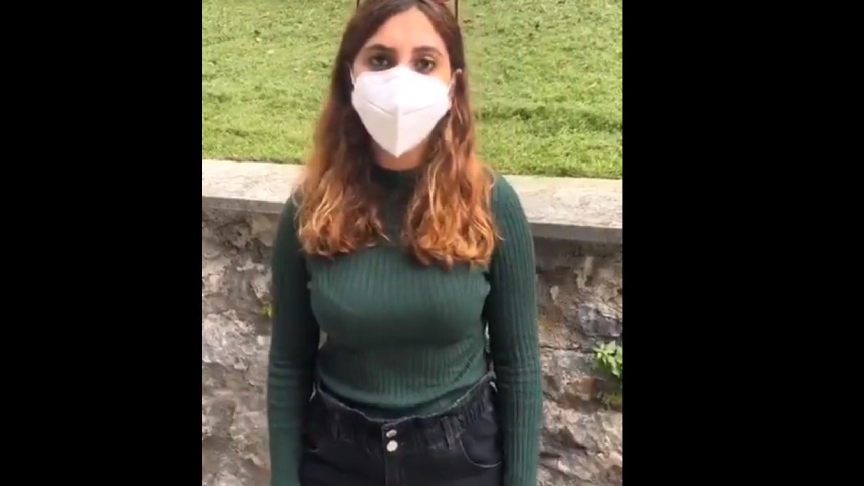 Dina Bousselham en el vídeo que ha compartido en Twitter desde su cuenta.