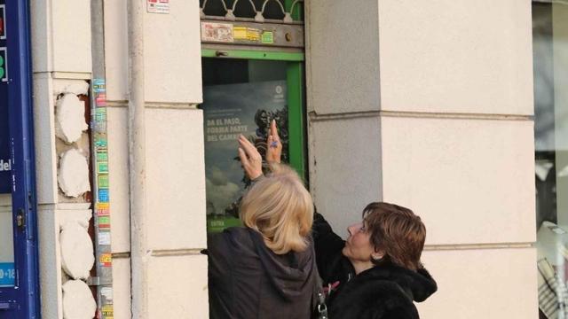 Dos trabajadoras en un establecimiento.