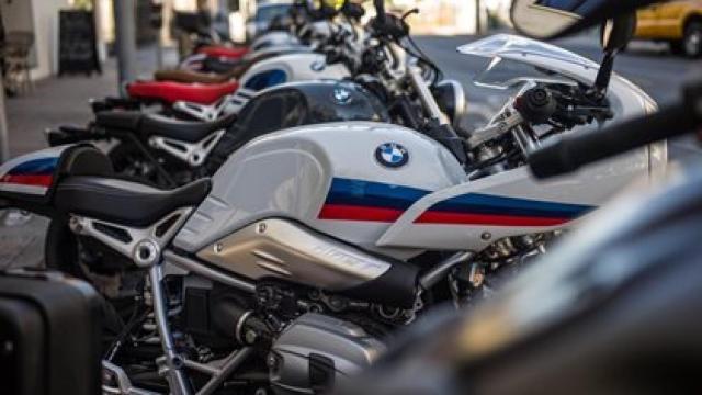 Varias motocicletas.