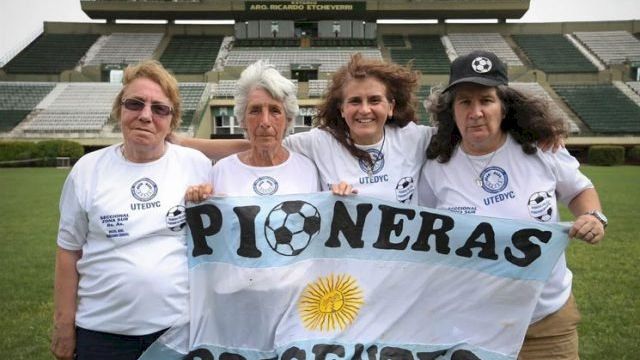 Parte del equipo de fútbol femenino de Argentina que ganó a Inglaterra.