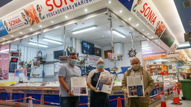 Sonia Amor (en el centro) recibe el reconocimiento.