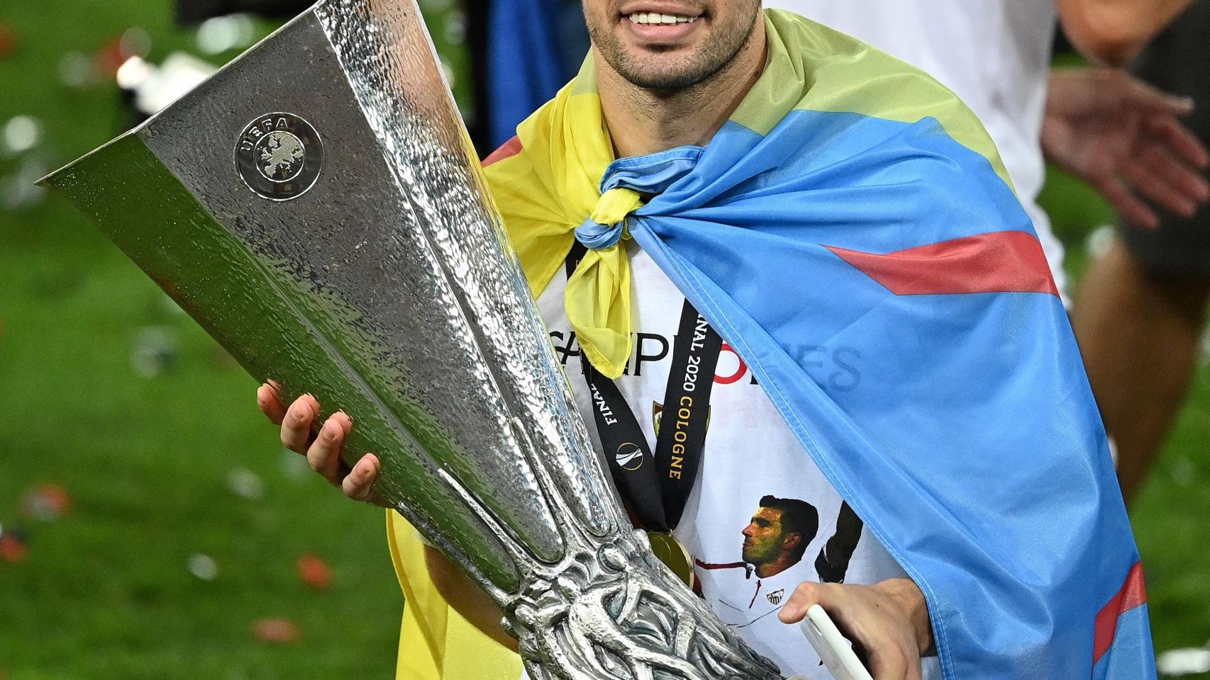 Munir celebra la Europa League con una bandera y la Copa