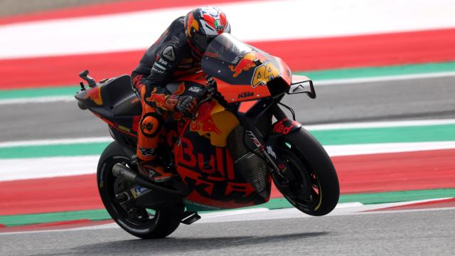 Pol Espargaró trata de controlar su KTM RC16 en el Red Bill Ring de Spielberg.
