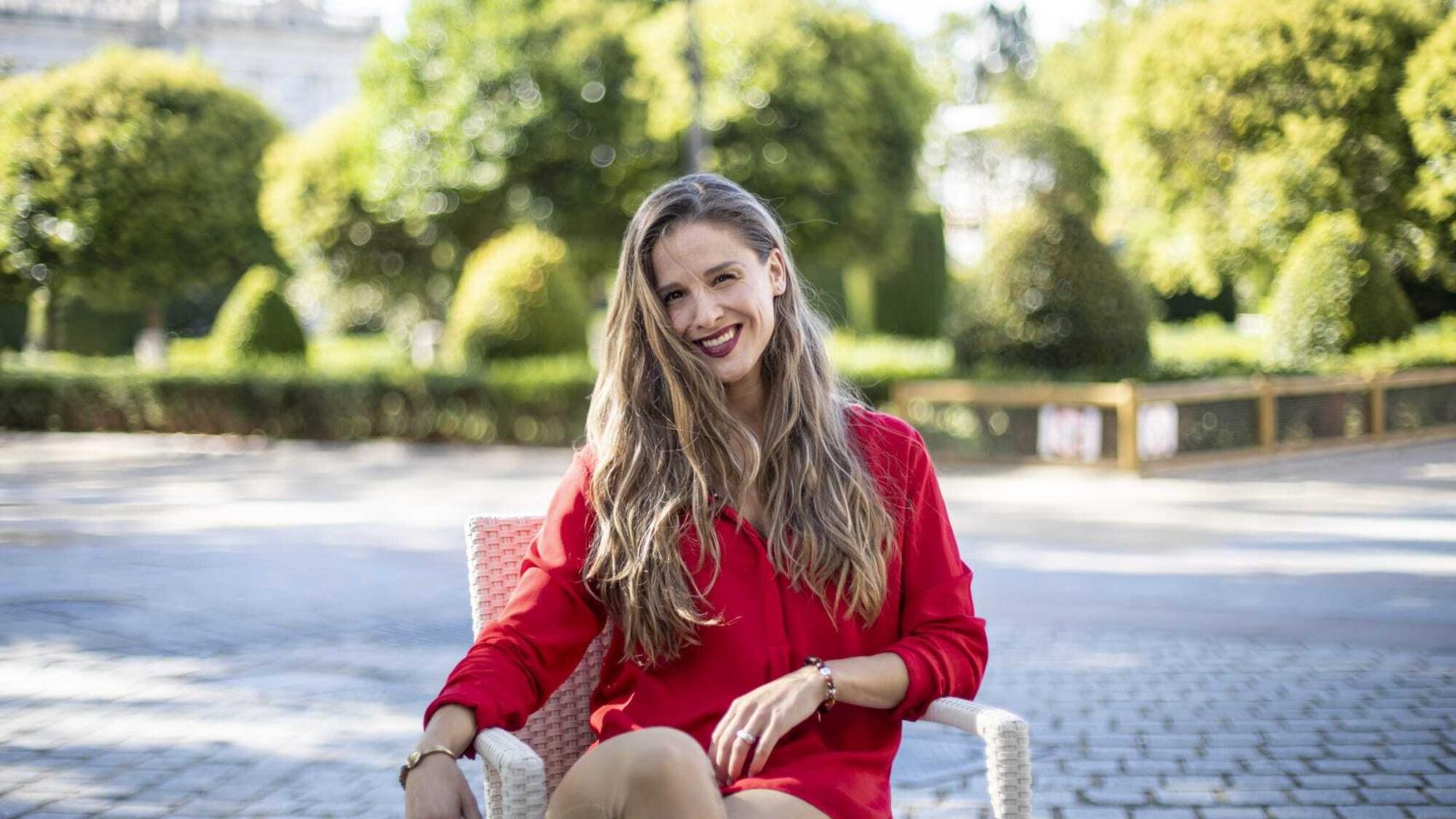Malena Contestí atiende a EL ESPAÑOL en la Plaza de Oriente de Madrid.