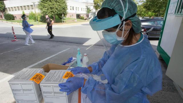 Una sanitaria prepara pruebas PCR en Galicia.