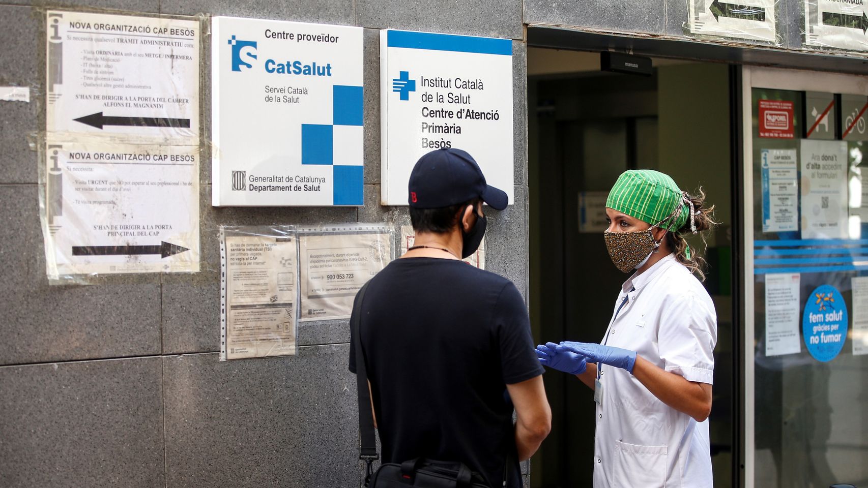 Ciudadanos del barrio del Besós de Barcelona, guardan cola frente a uno de los dispositivos instalados en este barrio durante el cribado voluntario y masivo de la Covid-19.