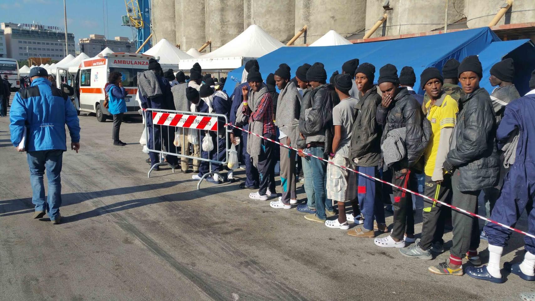 Un grupo de inmigrantes llegados a la costa italiana.
