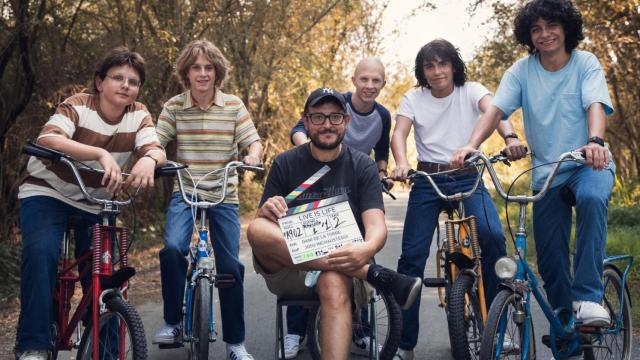 Dani de la Torre con los actores de su nueva película.
