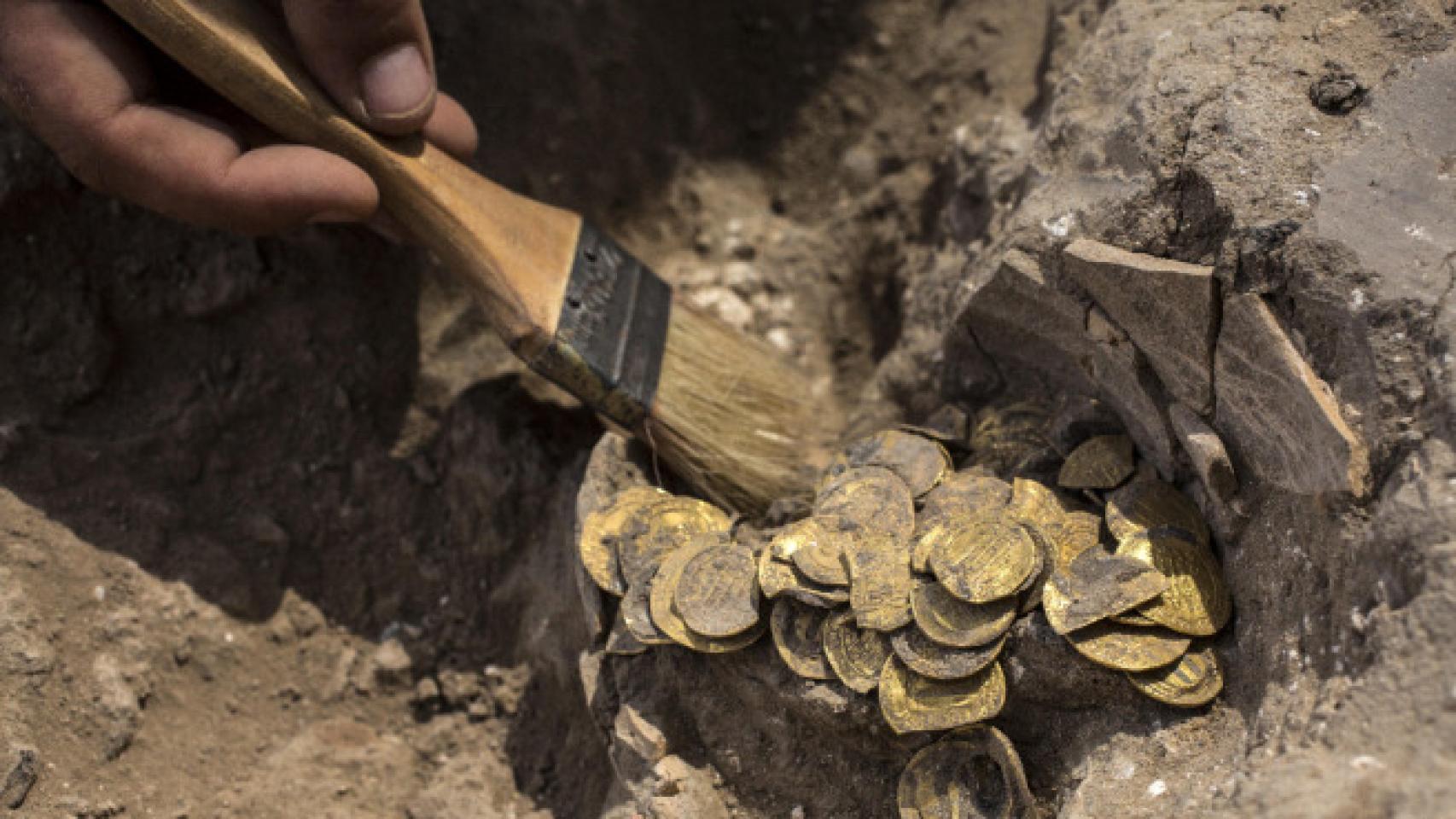 Fotografía de las monedas halladas en perfecto estado.