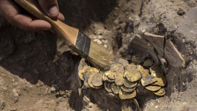 Fotografía de las monedas halladas en perfecto estado.