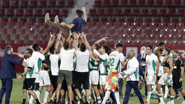 Los jugadores del Elche mantean a Pacheta