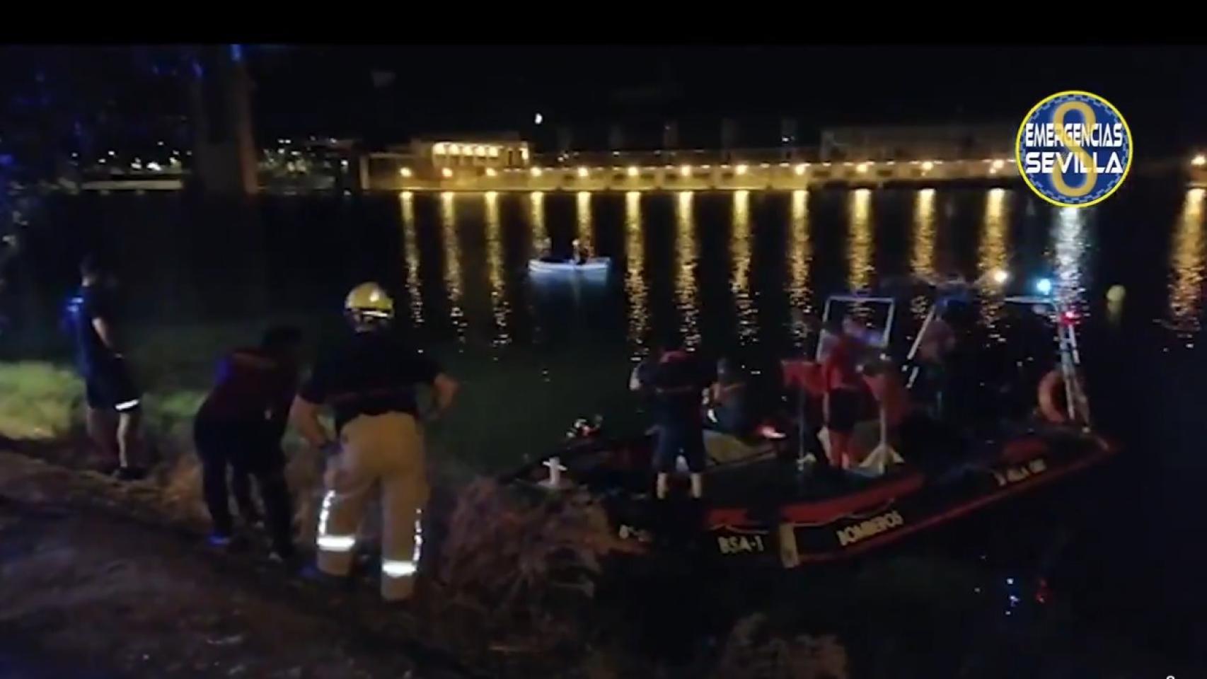 Los servicios de Emergencias de Sevilla trabajan sobre el río Guadalquivir en una imagen de archivo.