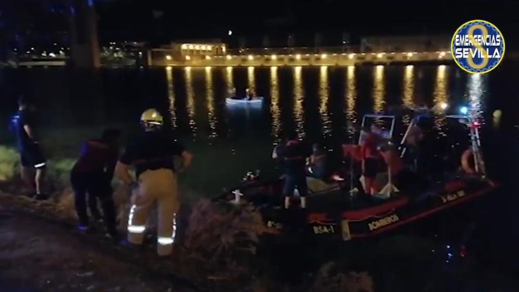 Los servicios de Emergencias de Sevilla trabajan sobre el río Guadalquivir en una imagen de archivo.