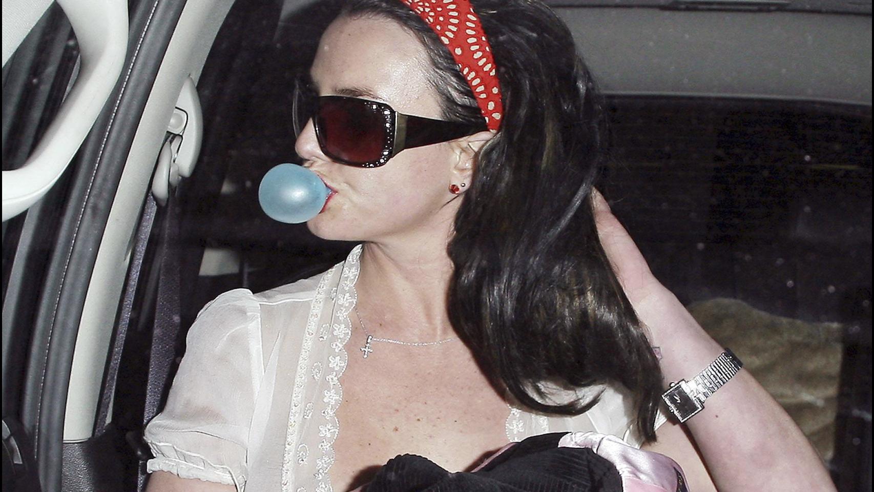 Britney Spears con un chicle, algo recomendado para la sequedad bucal.