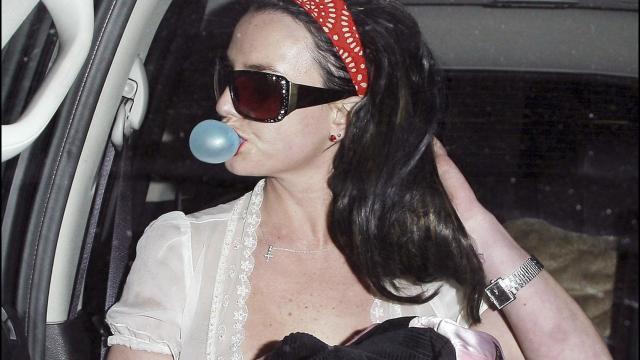 Britney Spears con un chicle, algo recomendado para la sequedad bucal.