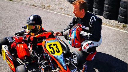Raikkonen junto a su hijo en un kart