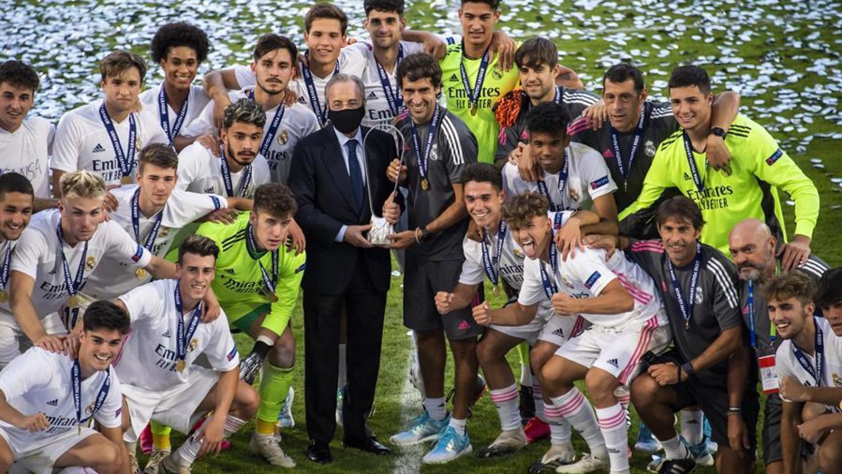 Florentino Pérez y Raúl, junto al Juvenil A tras ganar la UEFA Youth League