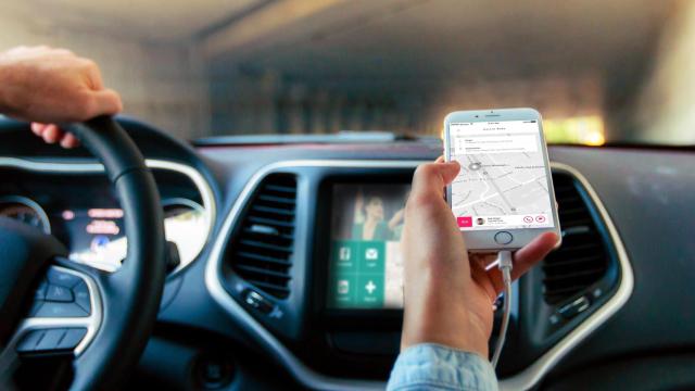 Un usuario utilizando un coche compartido.