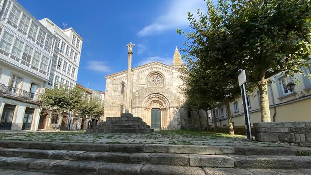 Escalinatas, crucero y fachada principal de la colegiata