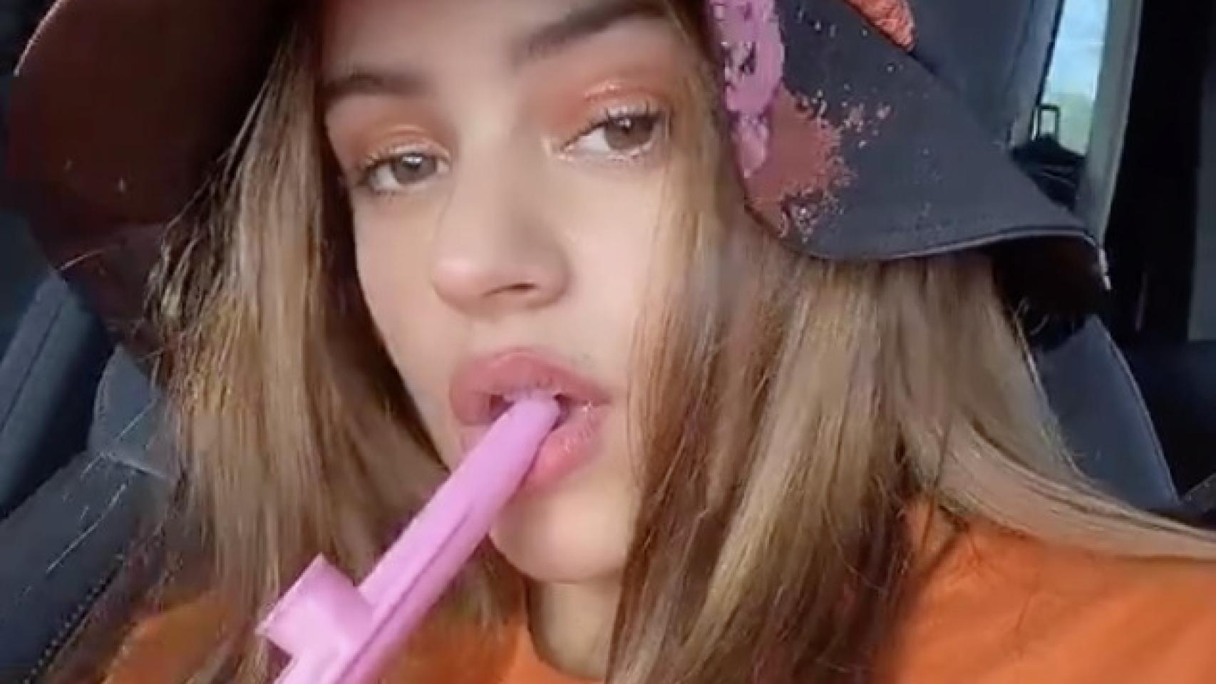 Rosalía tocando el kazoo del revés.