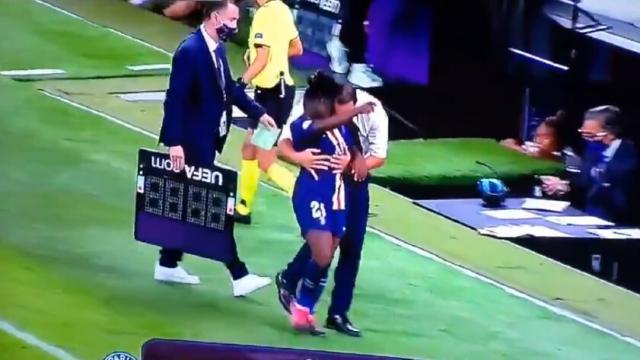 ¿Tocamiento del entrenador del PSG a su futbolista?