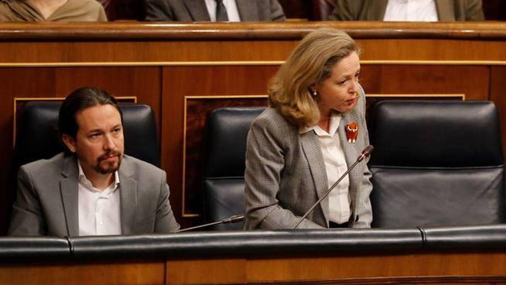 Calviño interviene en el Gobierno ante la mirada de Iglesias.
