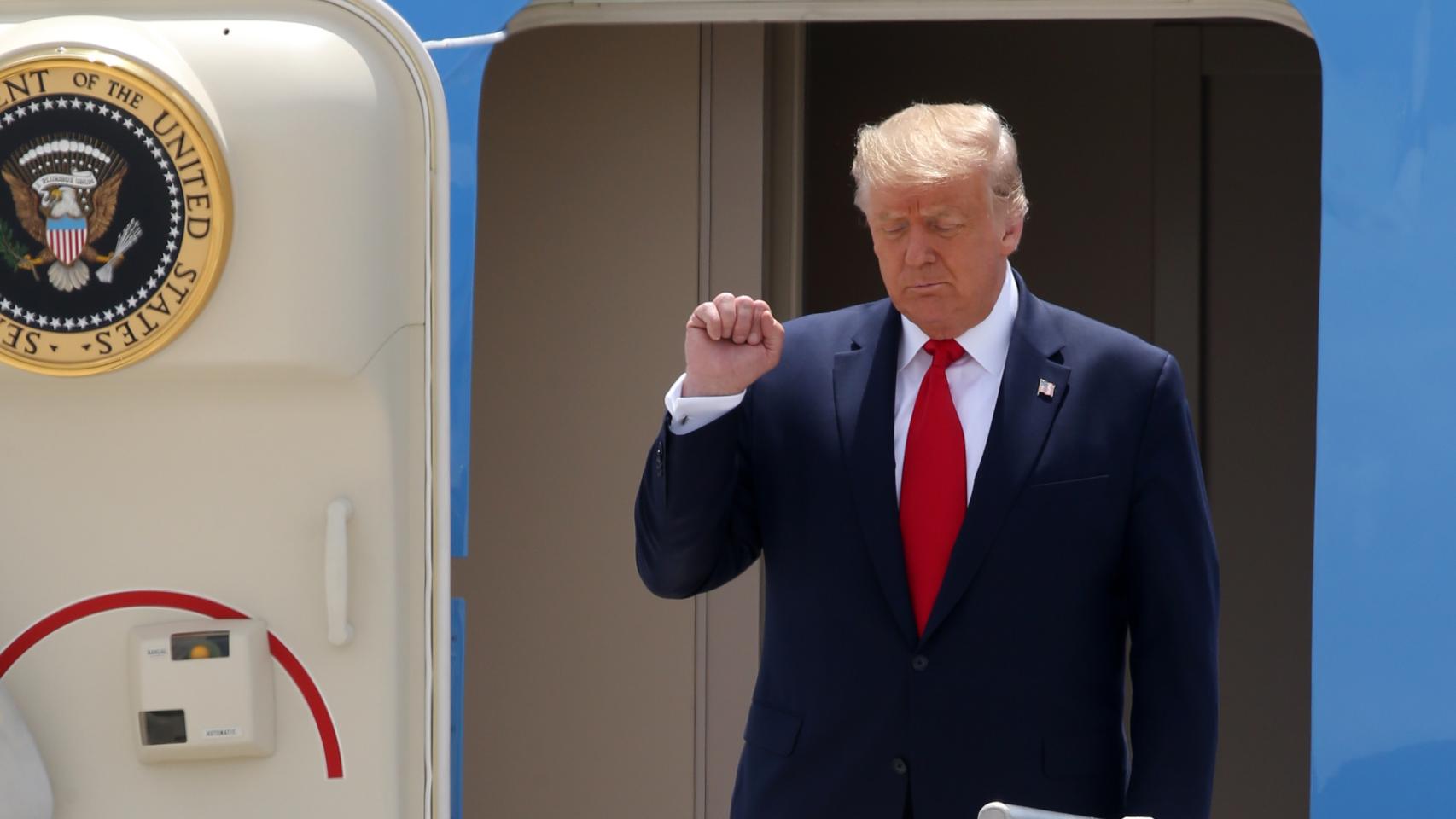 El presidente de Estados Unidos, Donald Trump, desciende del Air Force One en el aeropuerto de Miami.