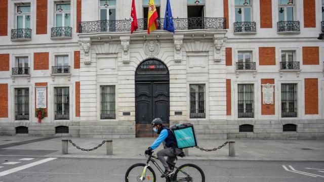 Un rider de Deliveroo circula por la Puerta del Sol de Madrid.