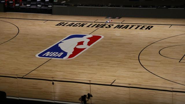 Pista de la NBA con el lema Black Lives Matter