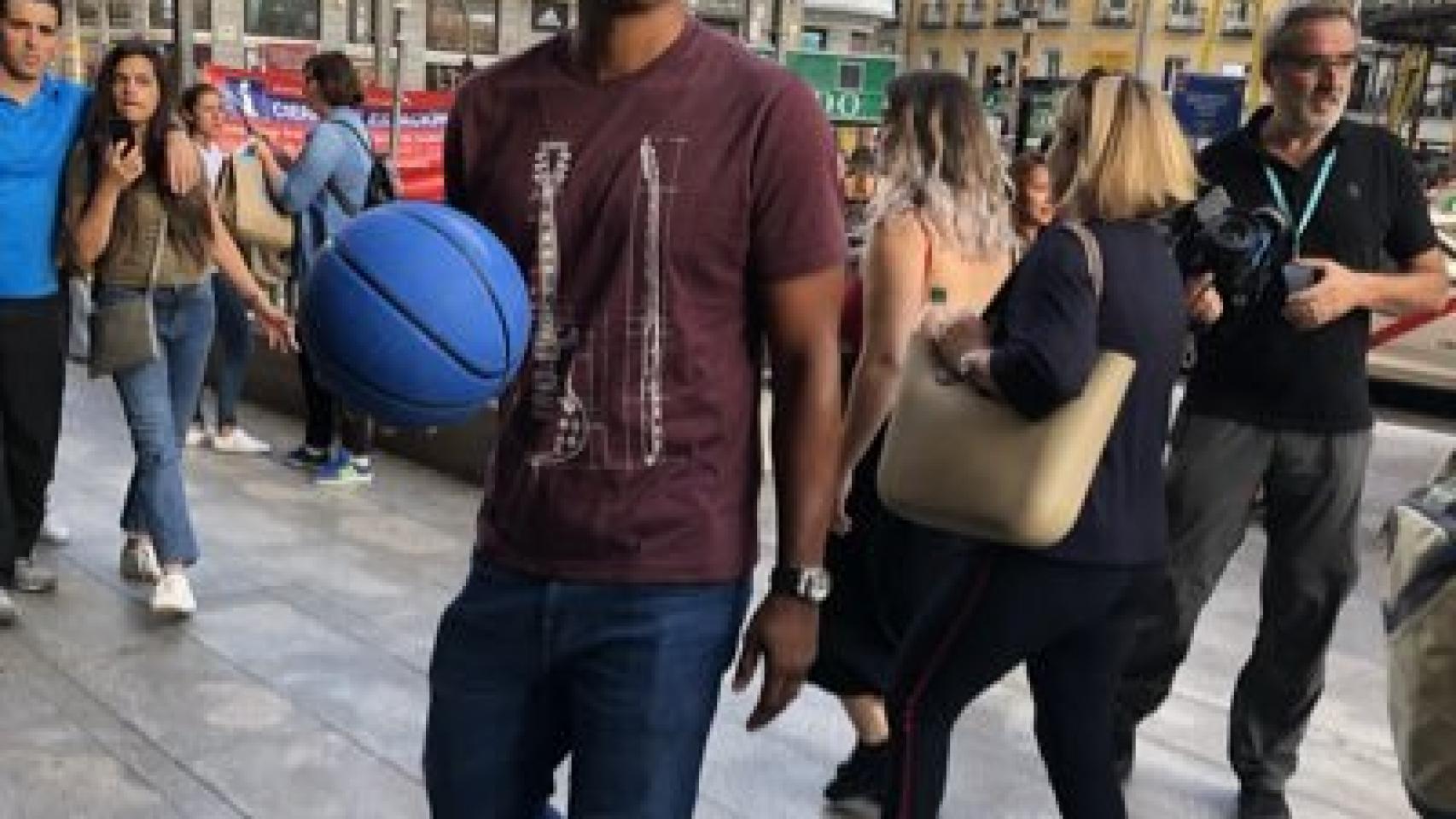 Louis Bullock por las calles de Madrid