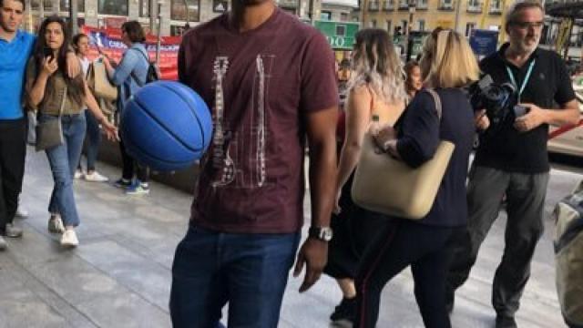 Louis Bullock por las calles de Madrid