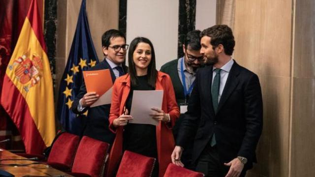 El líder del PP, Pablo Casado, con la de Cs, Inés Arrimadas, y miembros de su equipo.