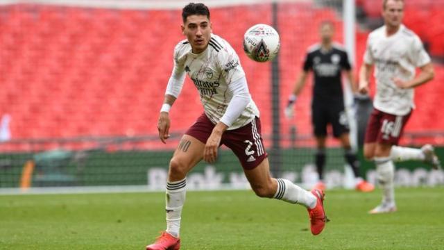 Bellerín gana el esférico