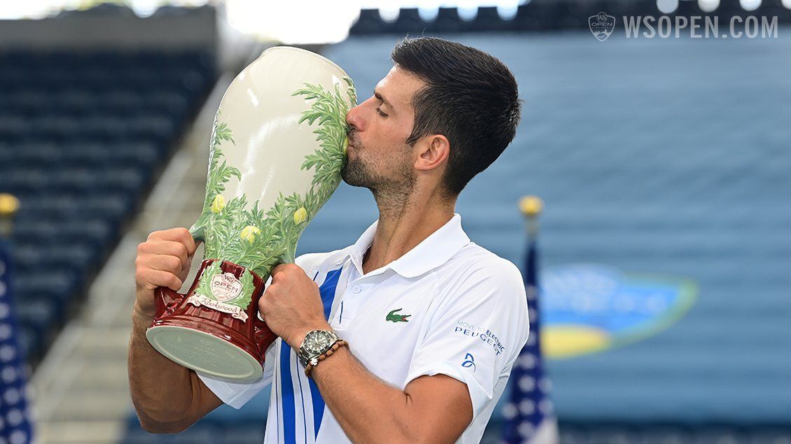 Djokovic besa el trofeo ganado en Cincinnati
