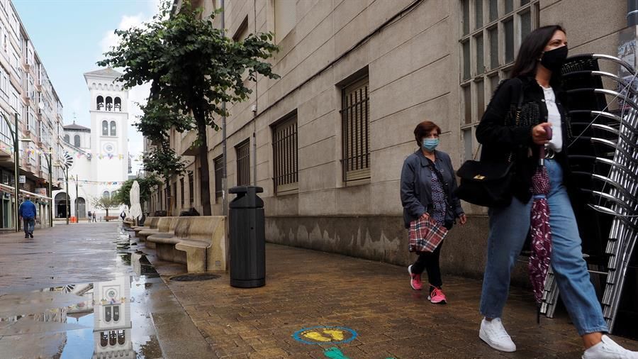 Varias personas caminan por la calle Divina Pastora en el barrio de A Milagrosa en Lugo.