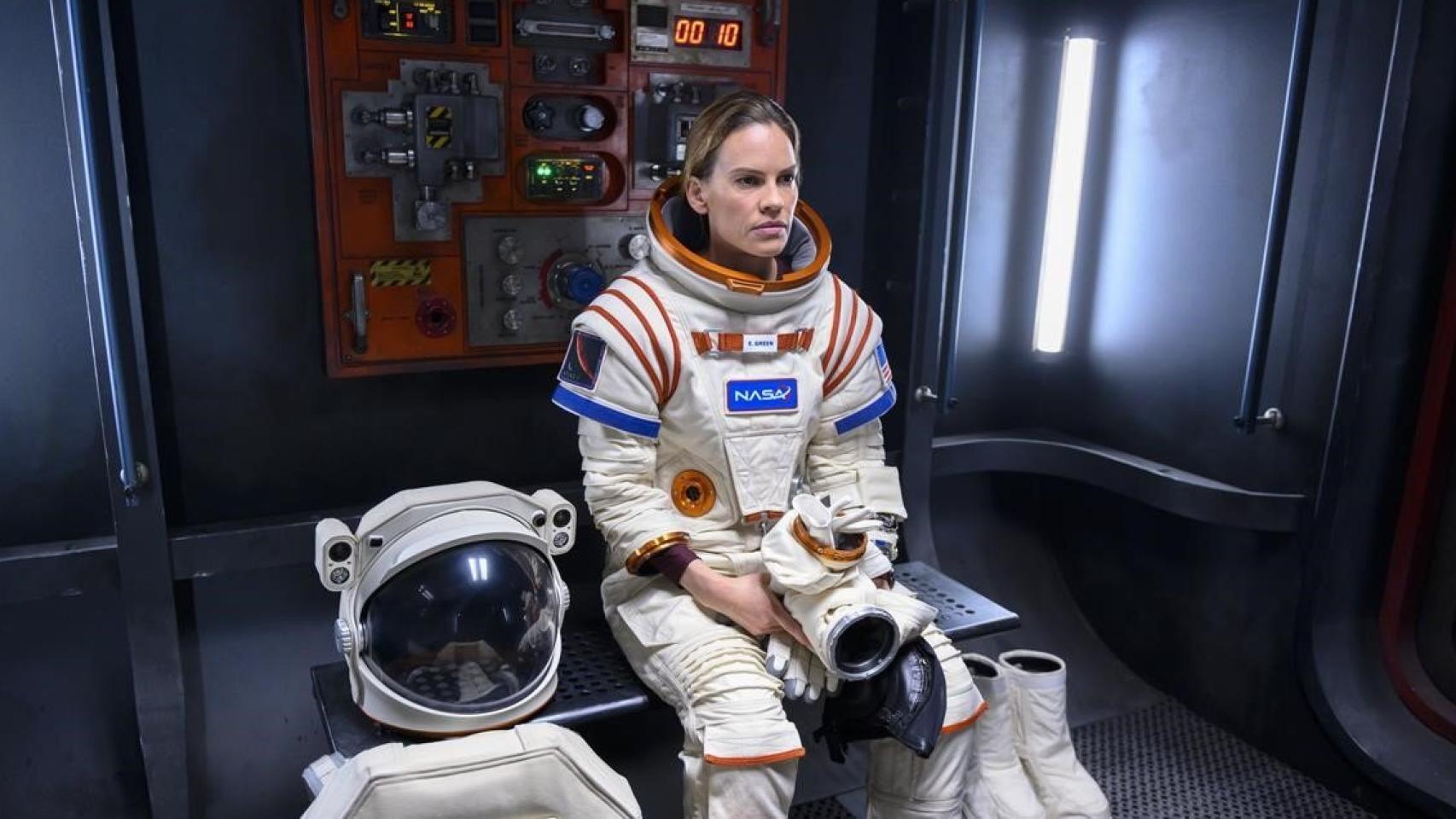 Away, con Hillay Swank