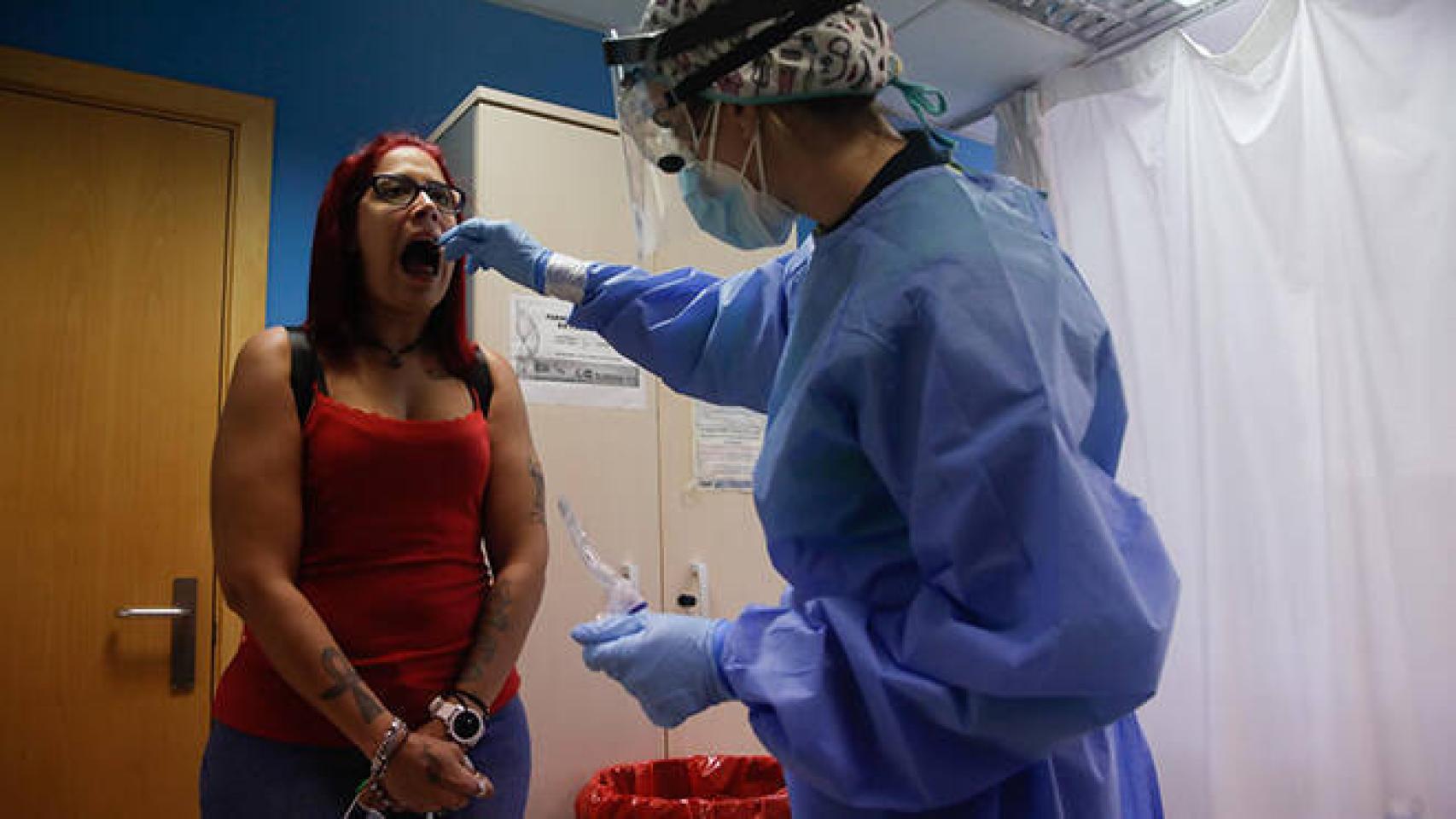 FOTO: Realización de una prueba PCR (EP)