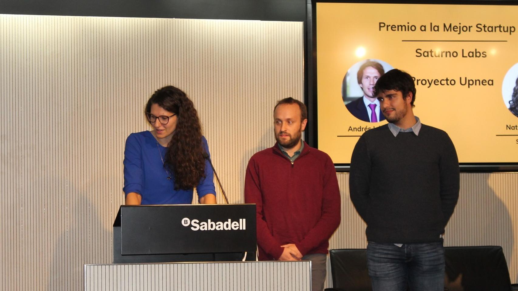 Natalia Rodríguez, CEO de Saturno Labs, recibiendo un premio por su proyecto Upnea