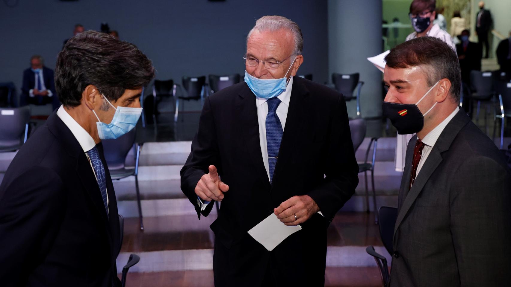 Isidro Fainé, presidente de Criteria conversa con José María Álvarez-Pallete, presidente de Telefónica.